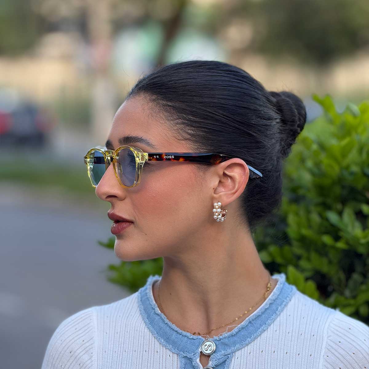 Óculos de Sol Produtos Zoss - sendo usado por modelo - Sevet Company
