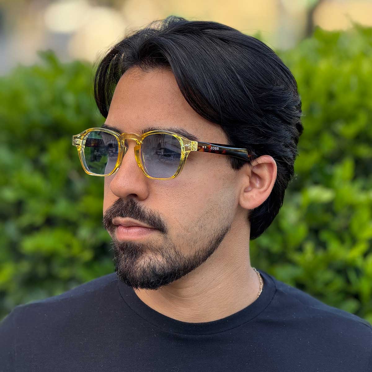 Óculos de Sol Produtos Zoss - sendo usado por modelo - Sevet Company