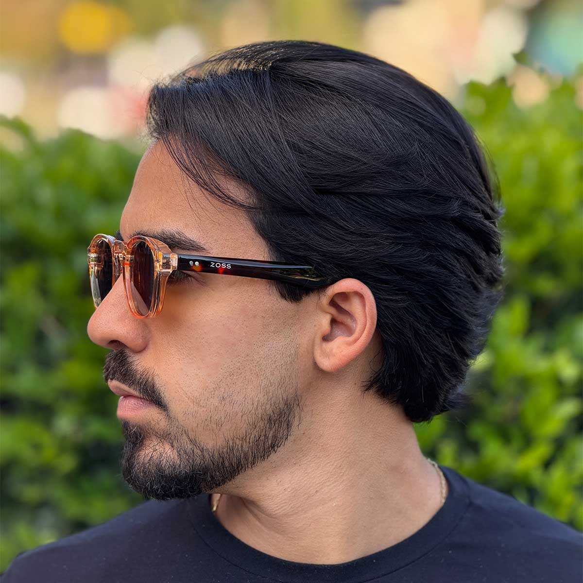Óculos de Sol Produtos Zoss - sendo usado por modelo - Sevet Company