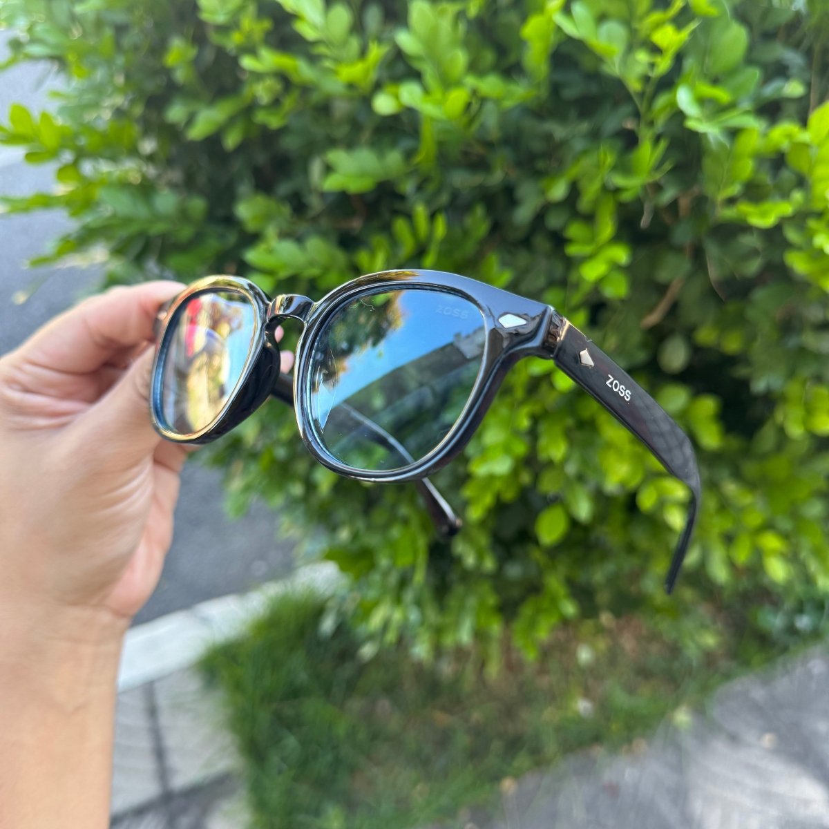 Óculos de Sol Produtos Zoss - sendo usado por modelo - Sevet Company