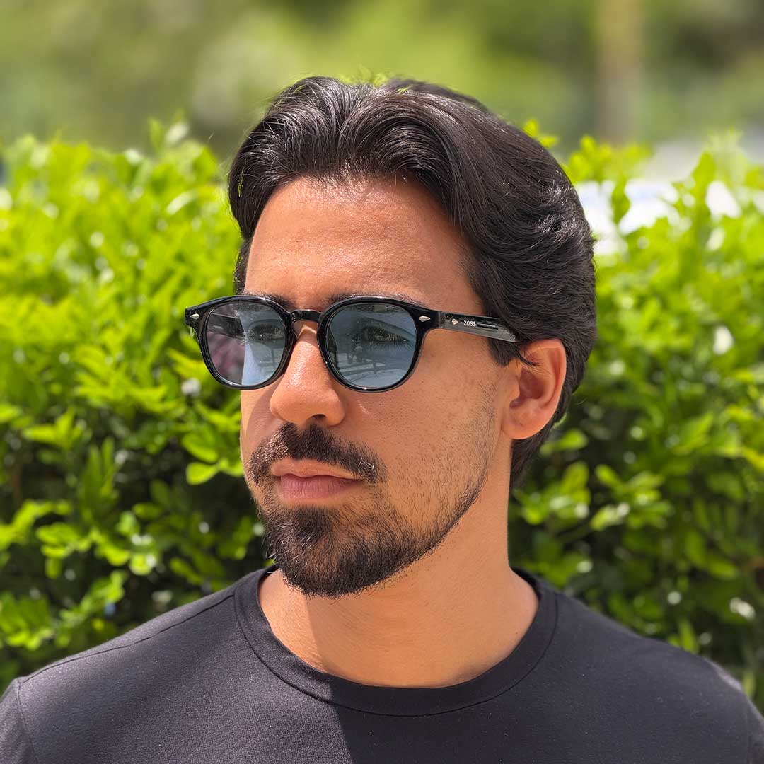 Óculos de Sol Produtos Zoss - sendo usado por modelo - Sevet Company