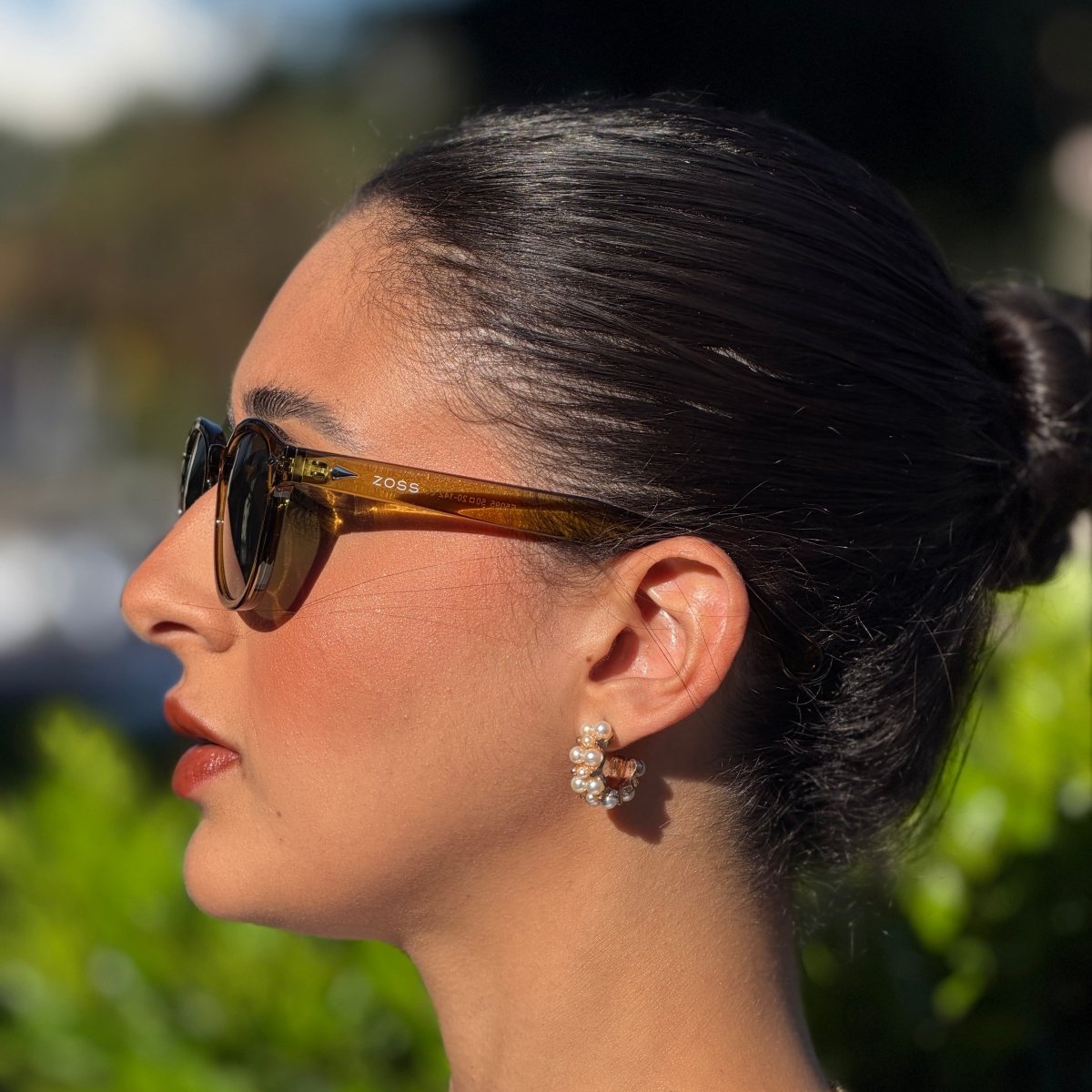 Óculos de Sol Produtos Zoss - sendo usado por modelo - Sevet Company