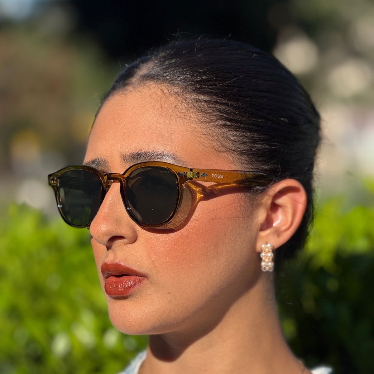 Óculos de Sol Produtos Zoss - sendo usado por modelo - Sevet Company