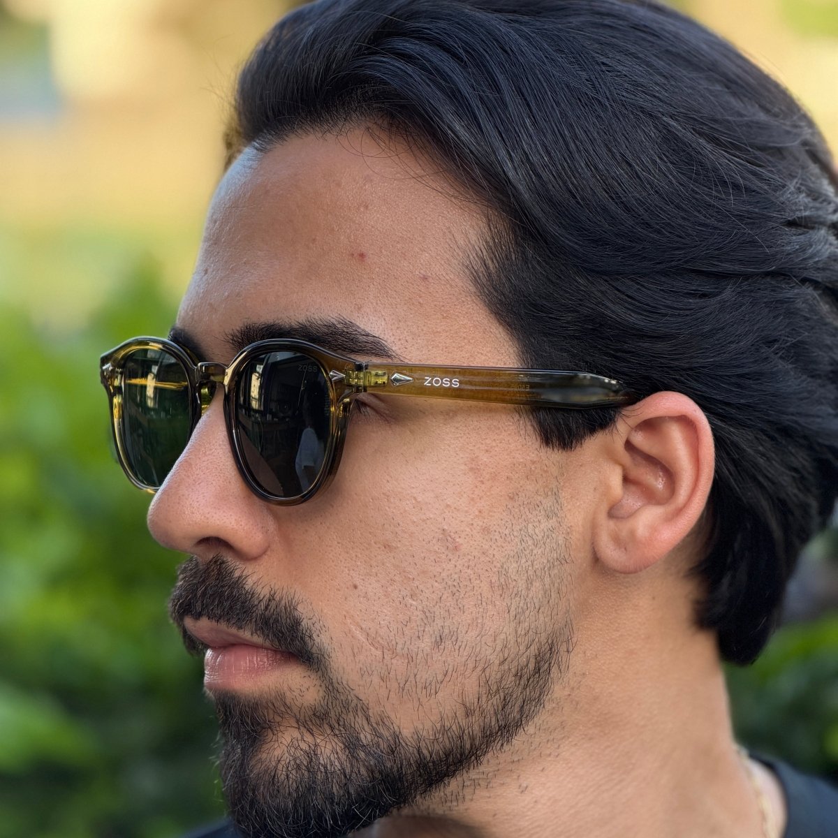 Óculos de Sol Produtos Zoss - sendo usado por modelo - Sevet Company
