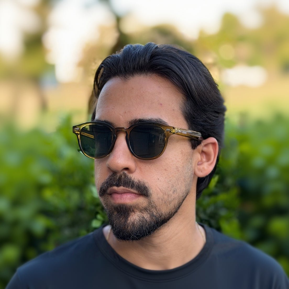 Óculos de Sol Produtos Zoss - sendo usado por modelo - Sevet Company
