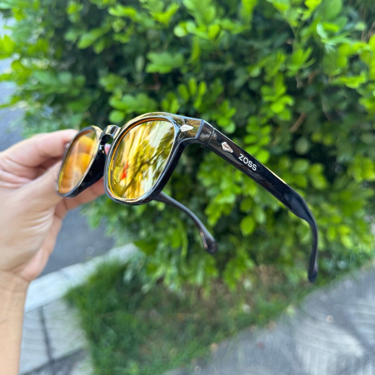 Óculos de Sol Produtos Zoss - sendo usado por modelo - Sevet Company