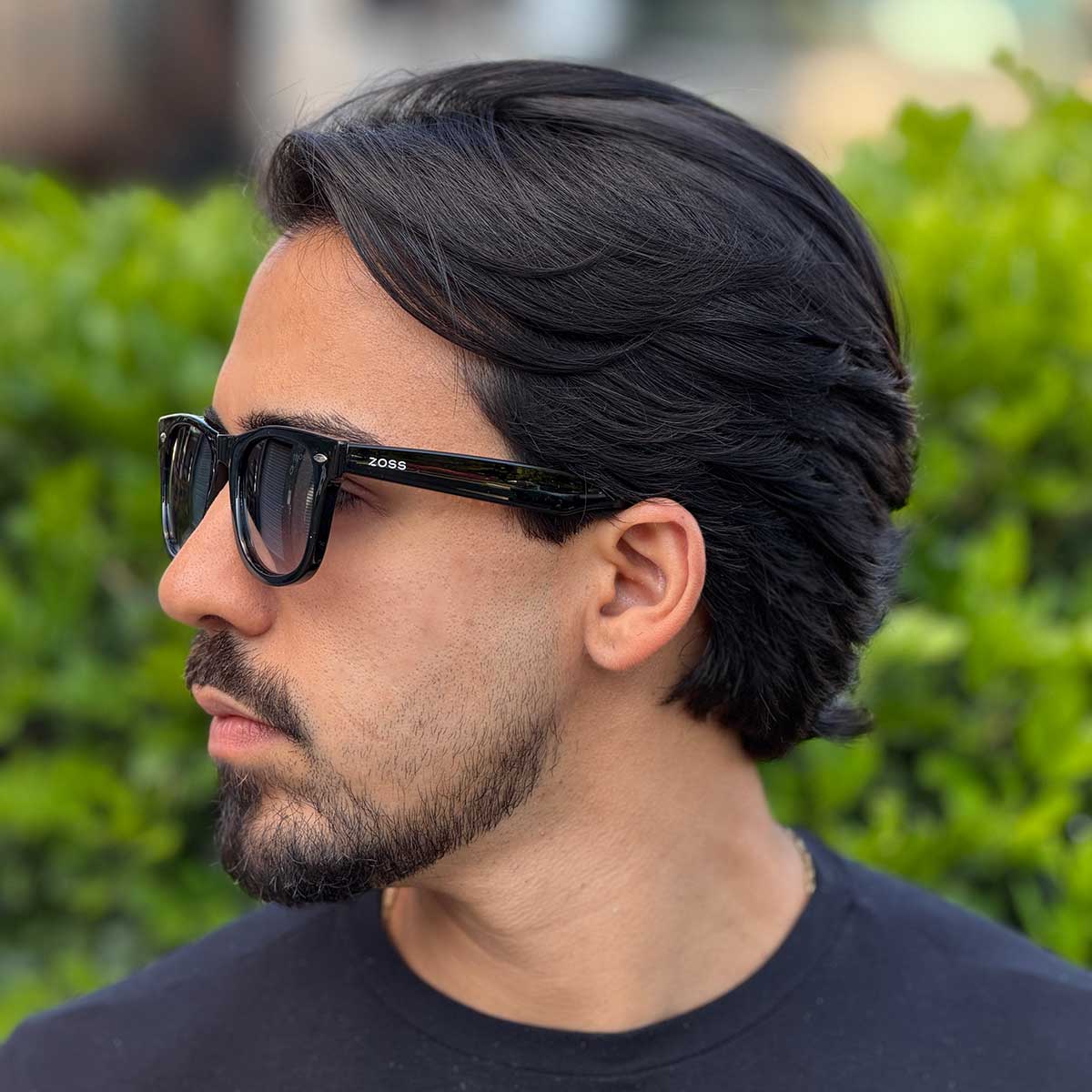 Óculos de Sol Produtos Zoss - sendo usado por modelo - Sevet Company
