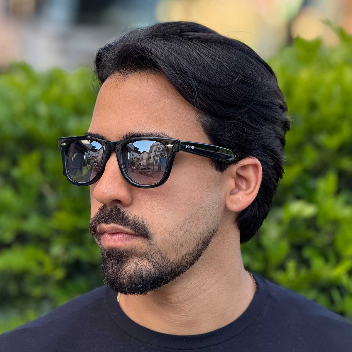 Óculos de Sol Produtos Zoss - sendo usado por modelo - Sevet Company