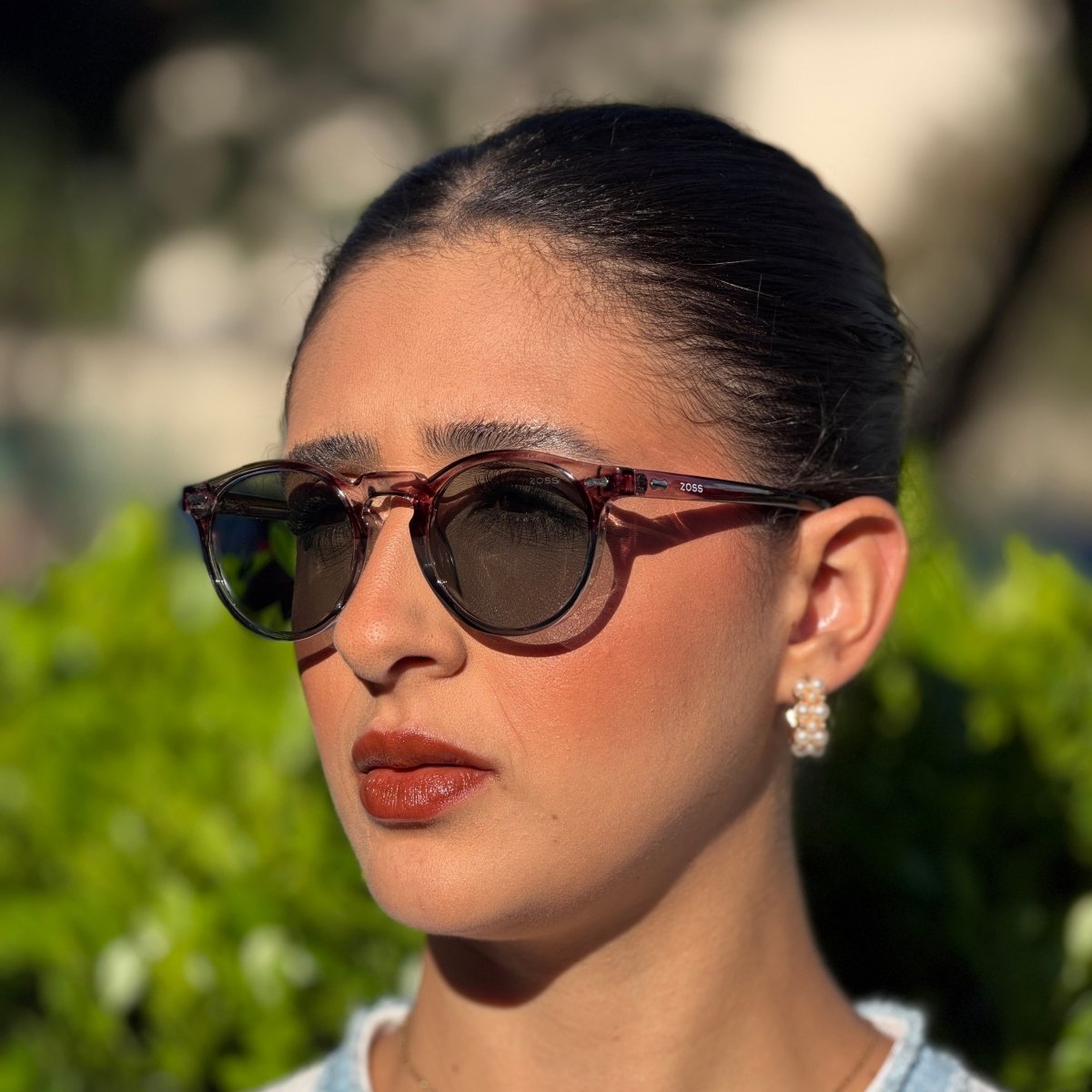 Óculos de Sol Produtos Zoss - sendo usado por modelo - Sevet Company