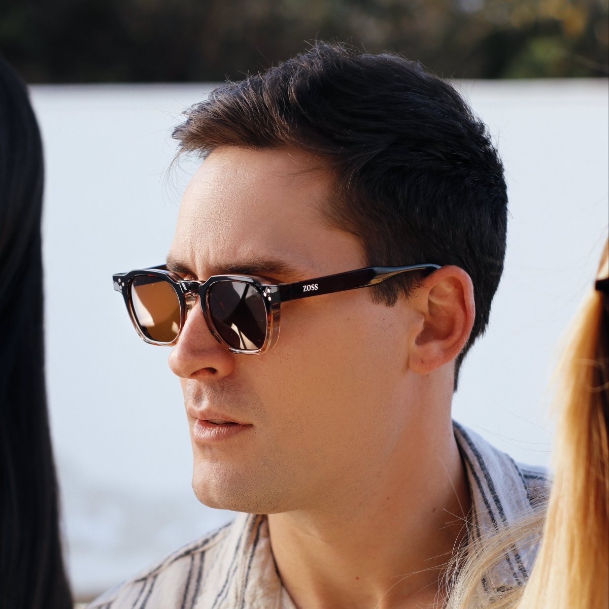 Óculos de Sol Produtos Zoss - sendo usado por modelo - Sevet Company