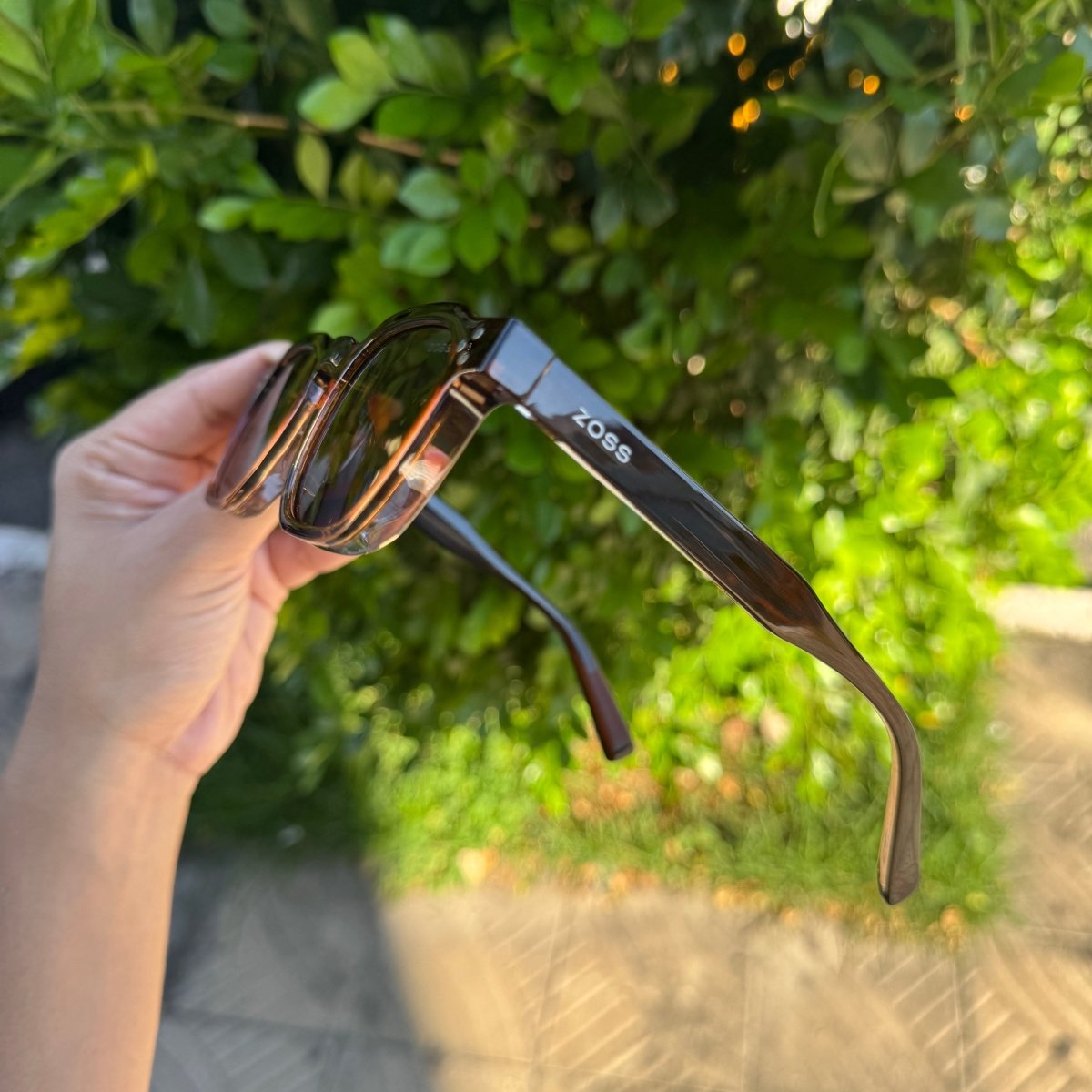 Óculos de Sol Produtos Zoss - sendo usado por modelo - Sevet Company