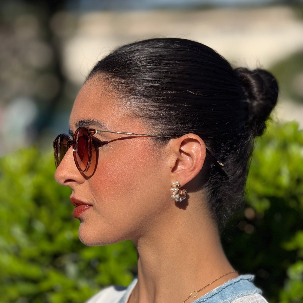 Óculos de Sol Produtos Zoss - sendo usado por modelo - Sevet Company