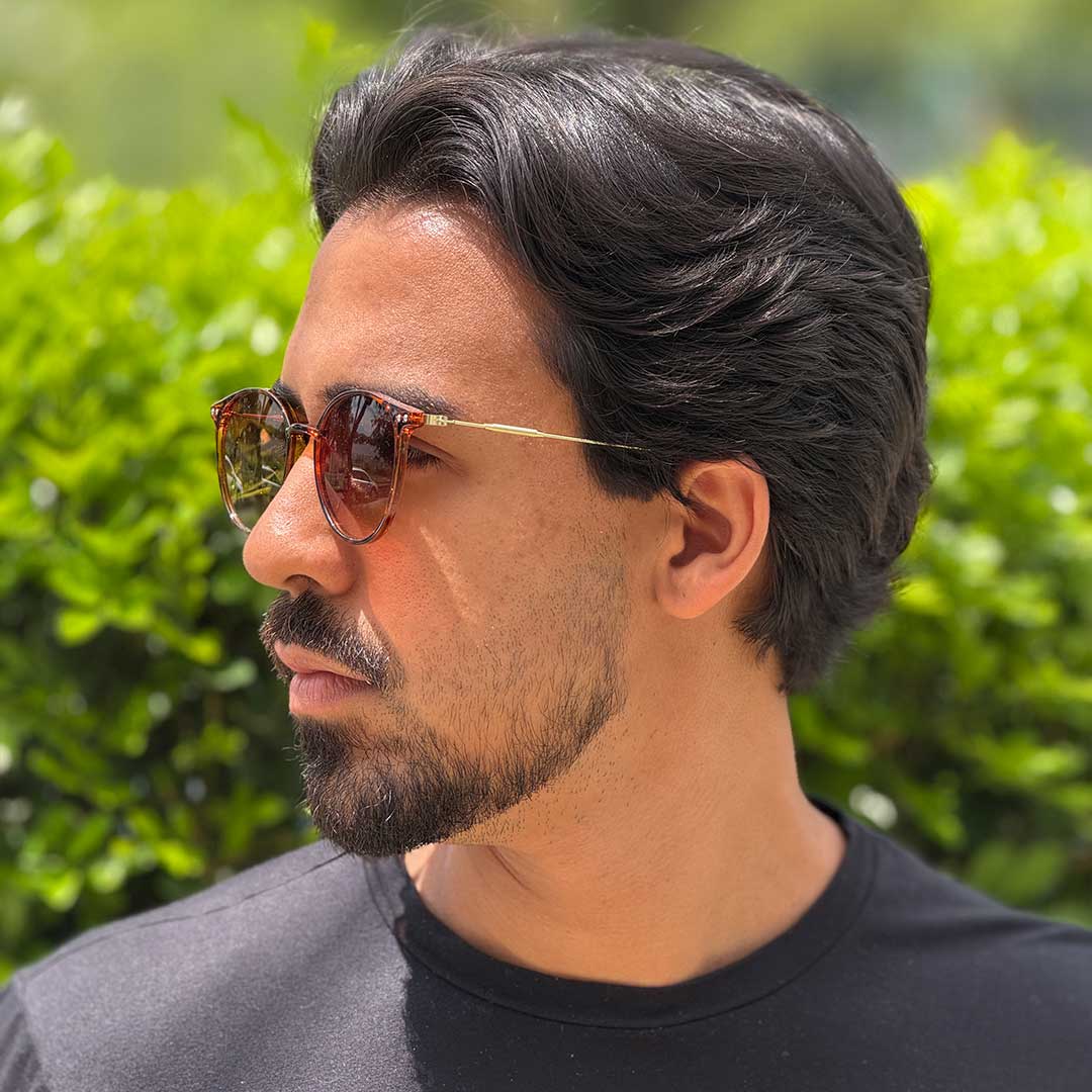 Óculos de Sol Produtos Zoss - sendo usado por modelo - Sevet Company
