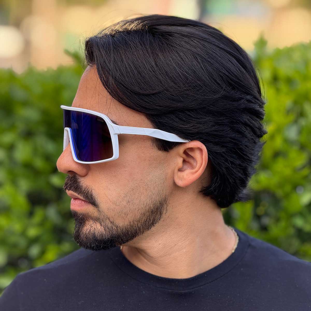 Óculos de Sol Produtos Zoss - sendo usado por modelo - Sevet Company
