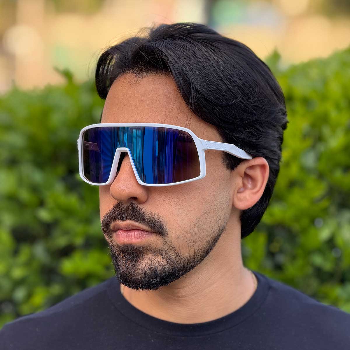 Óculos de Sol Produtos Zoss - sendo usado por modelo - Sevet Company