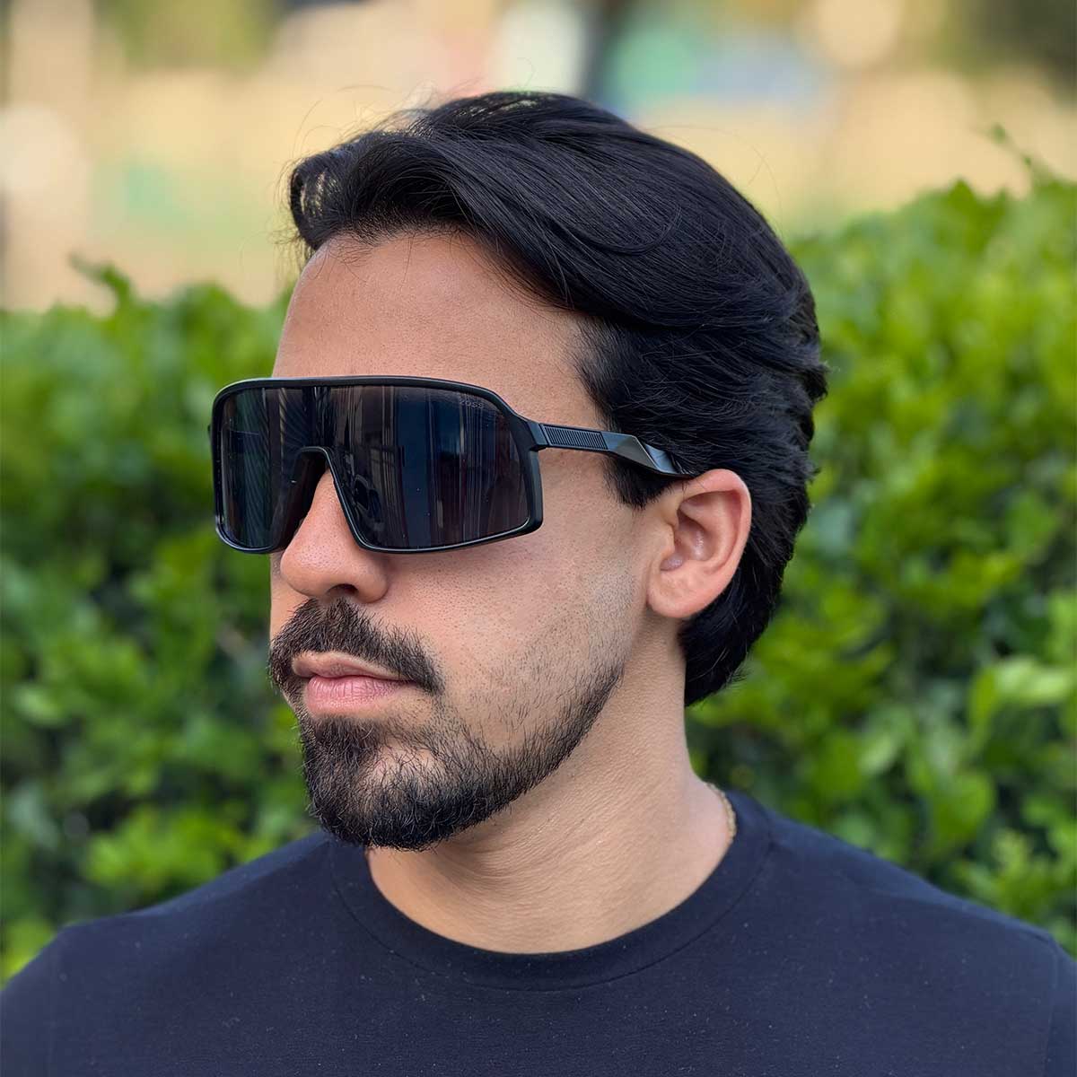 Óculos de Sol Produtos Zoss - sendo usado por modelo - Sevet Company