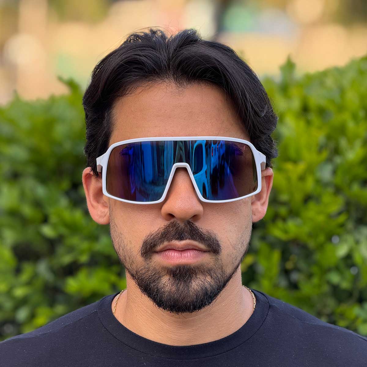 Óculos de Sol Produtos Zoss - sendo usado por modelo - Sevet Company