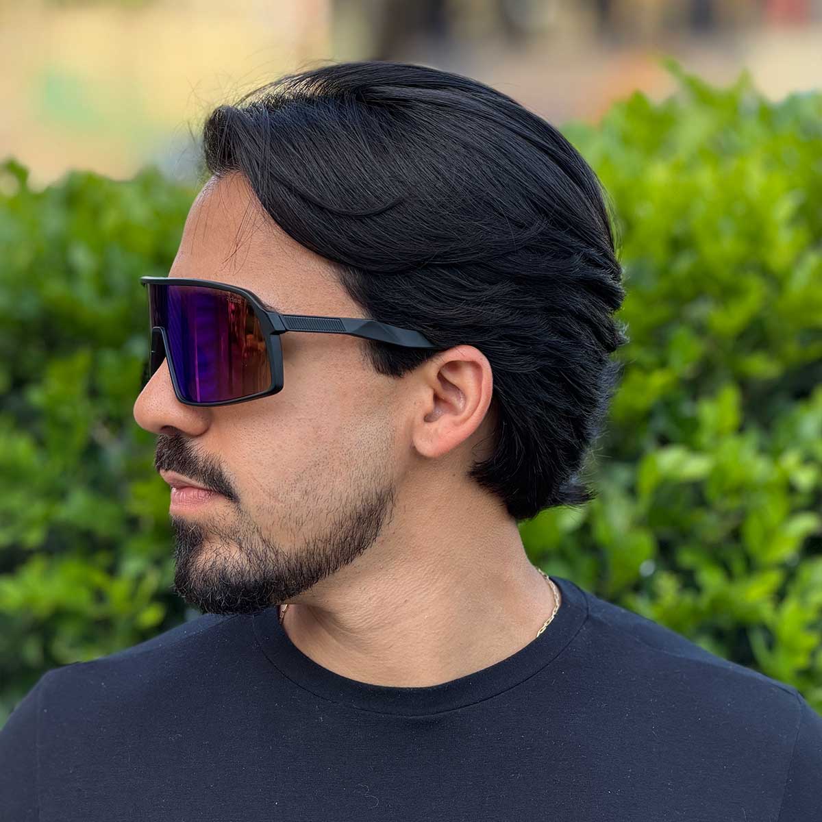 Óculos de Sol Produtos Zoss - sendo usado por modelo - Sevet Company