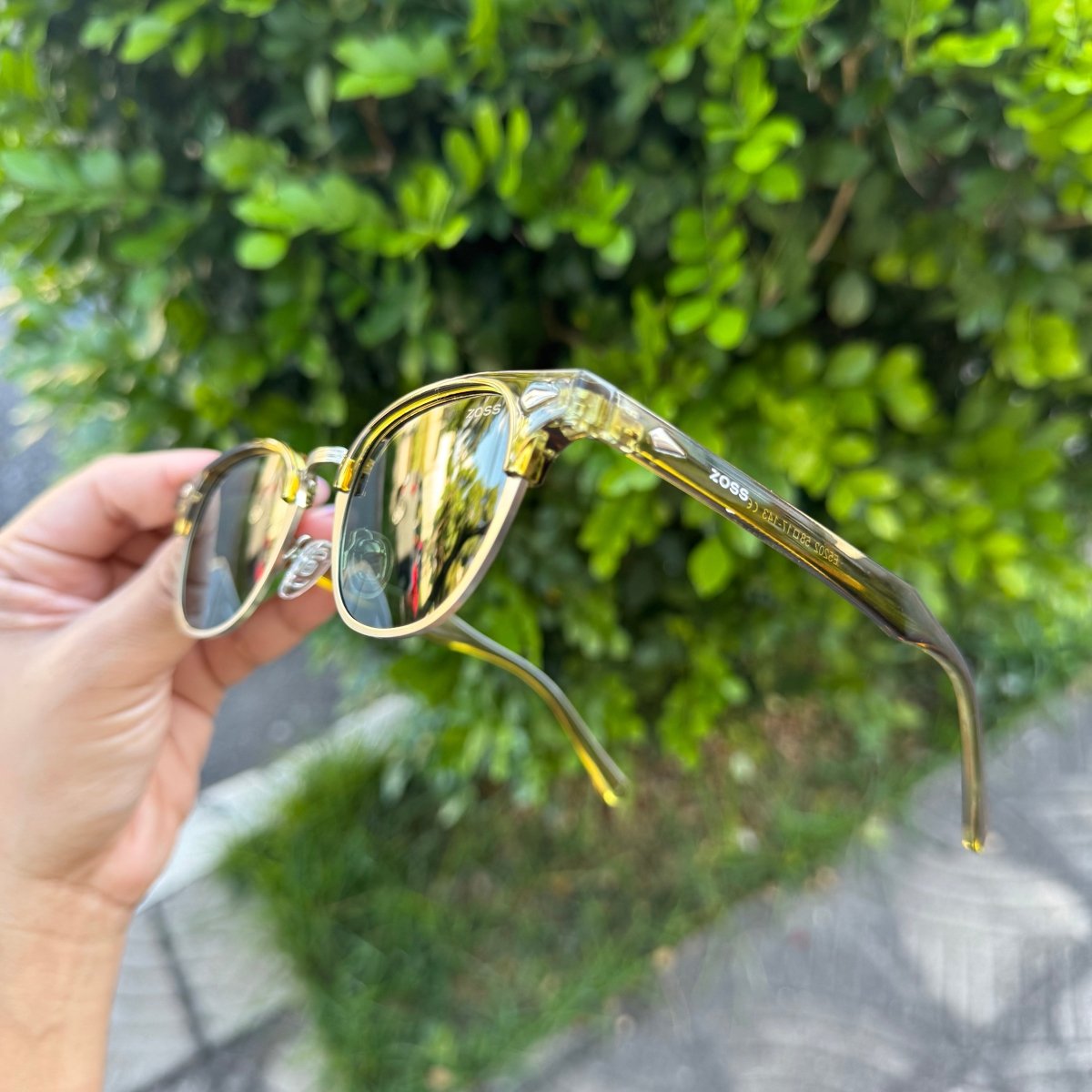 Óculos de Sol Produtos Zoss - sendo usado por modelo - Sevet Company