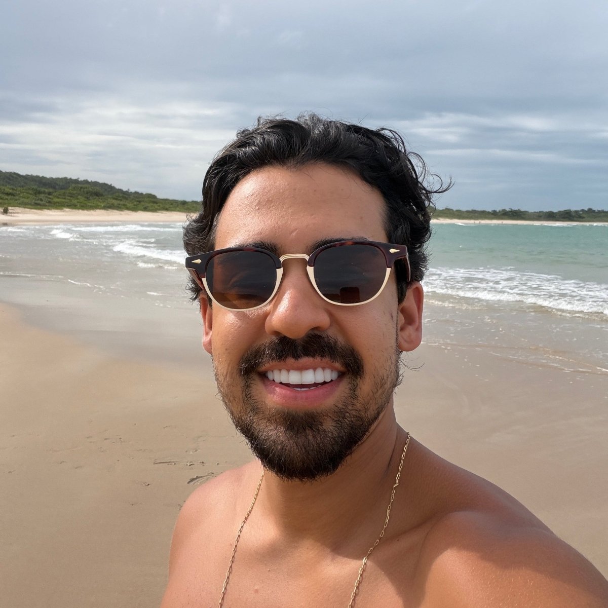 Óculos de Sol Produtos Zoss - sendo usado por modelo - Sevet Company