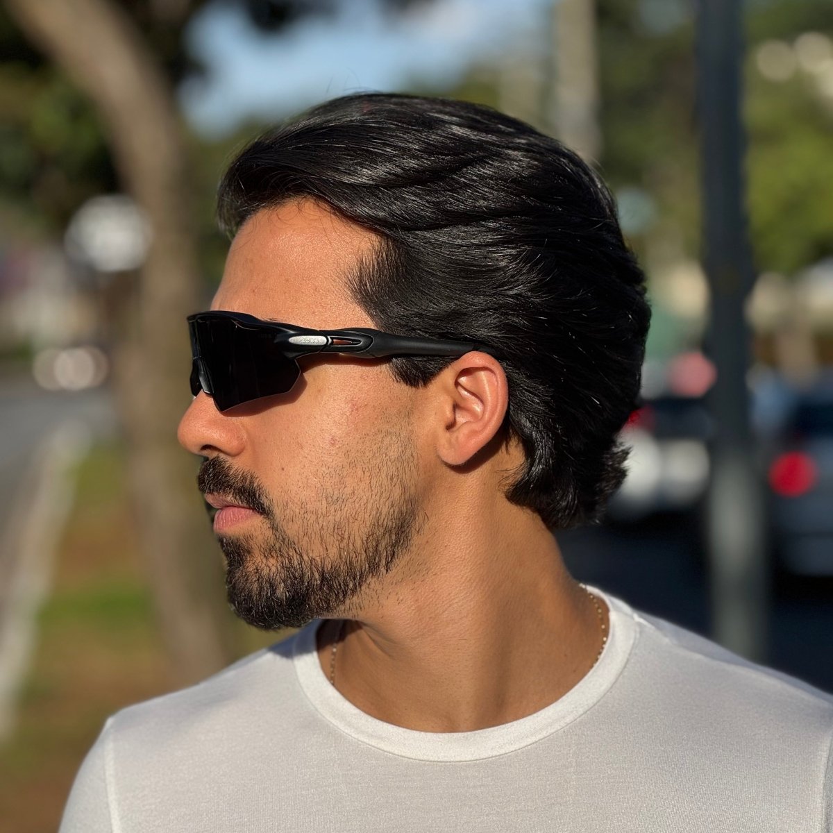 Óculos de Sol Produtos Zoss - sendo usado por modelo - Sevet Company
