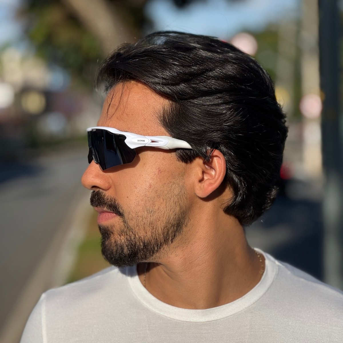 Óculos de Sol Produtos Zoss - sendo usado por modelo - Sevet Company