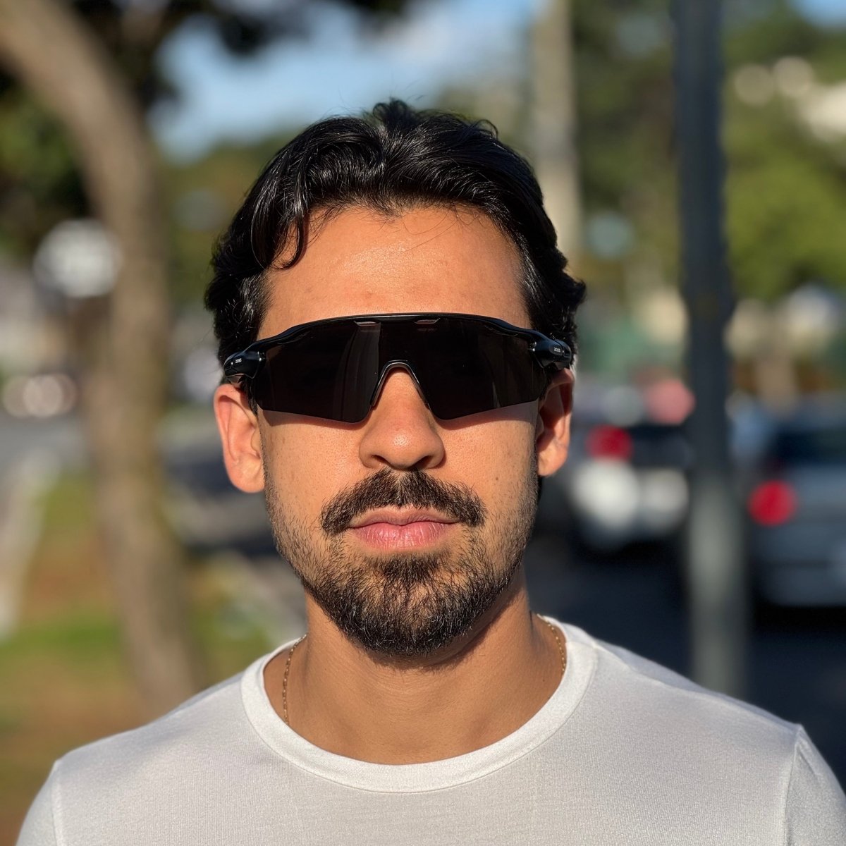 Óculos de Sol Produtos Zoss - sendo usado por modelo - Sevet Company