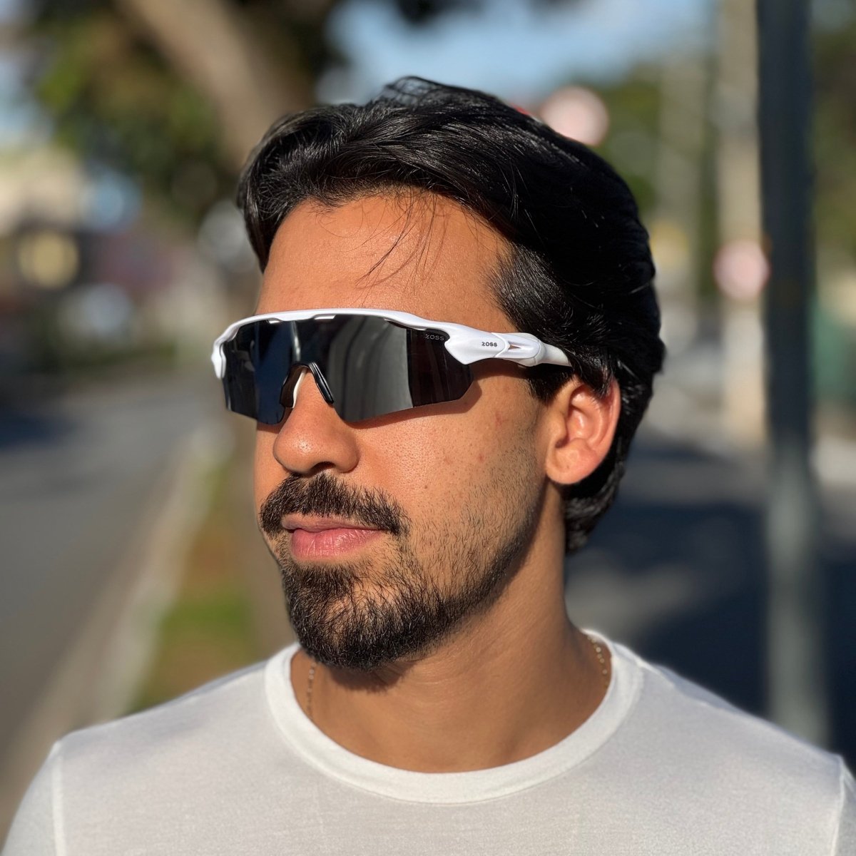Óculos de Sol Produtos Zoss - sendo usado por modelo - Sevet Company