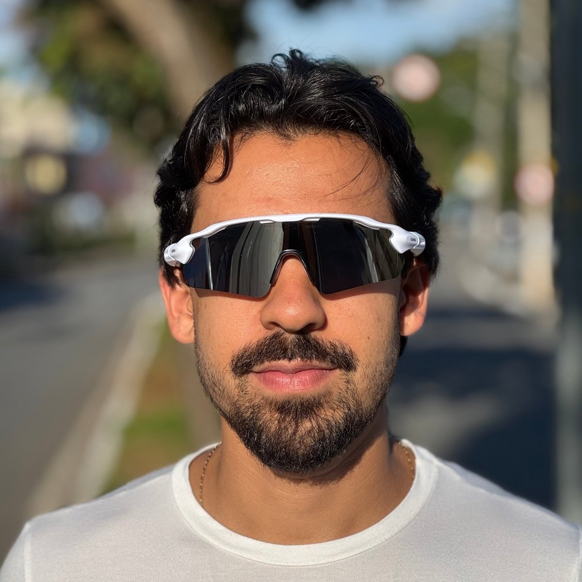 Óculos de Sol Produtos Zoss - sendo usado por modelo - Sevet Company