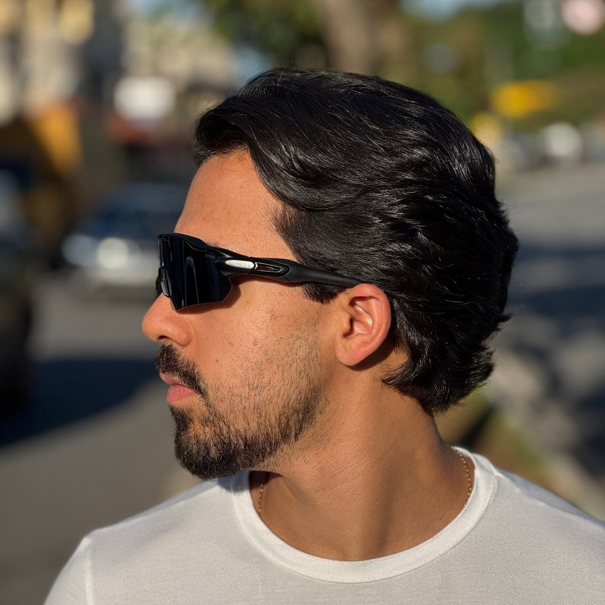 Óculos de Sol Produtos Zoss - sendo usado por modelo - Sevet Company