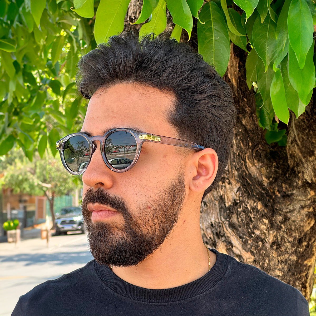Óculos de Sol Produtos Zoss - sendo usado por modelo - Sevet Company
