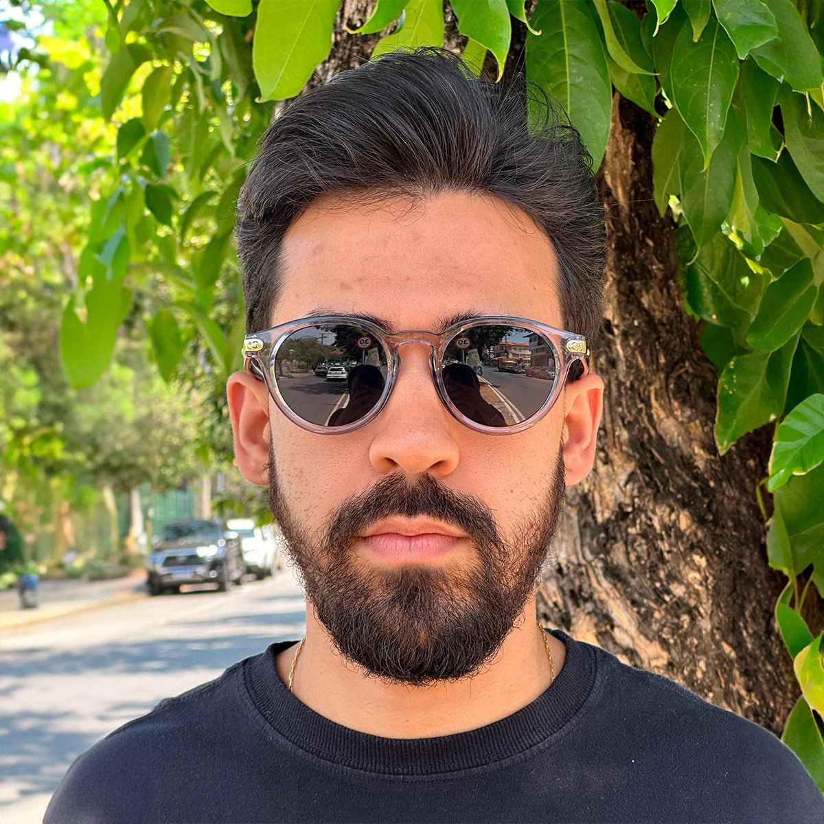 Óculos de Sol Produtos Zoss - sendo usado por modelo - Sevet Company
