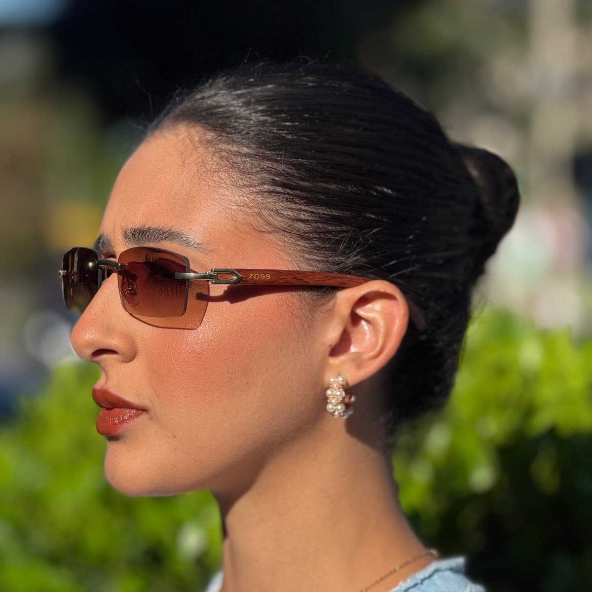 Óculos de Sol Produtos Zoss - sendo usado por modelo - Sevet Company