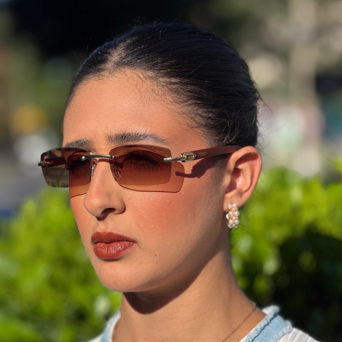 Óculos de Sol Produtos Zoss - sendo usado por modelo - Sevet Company