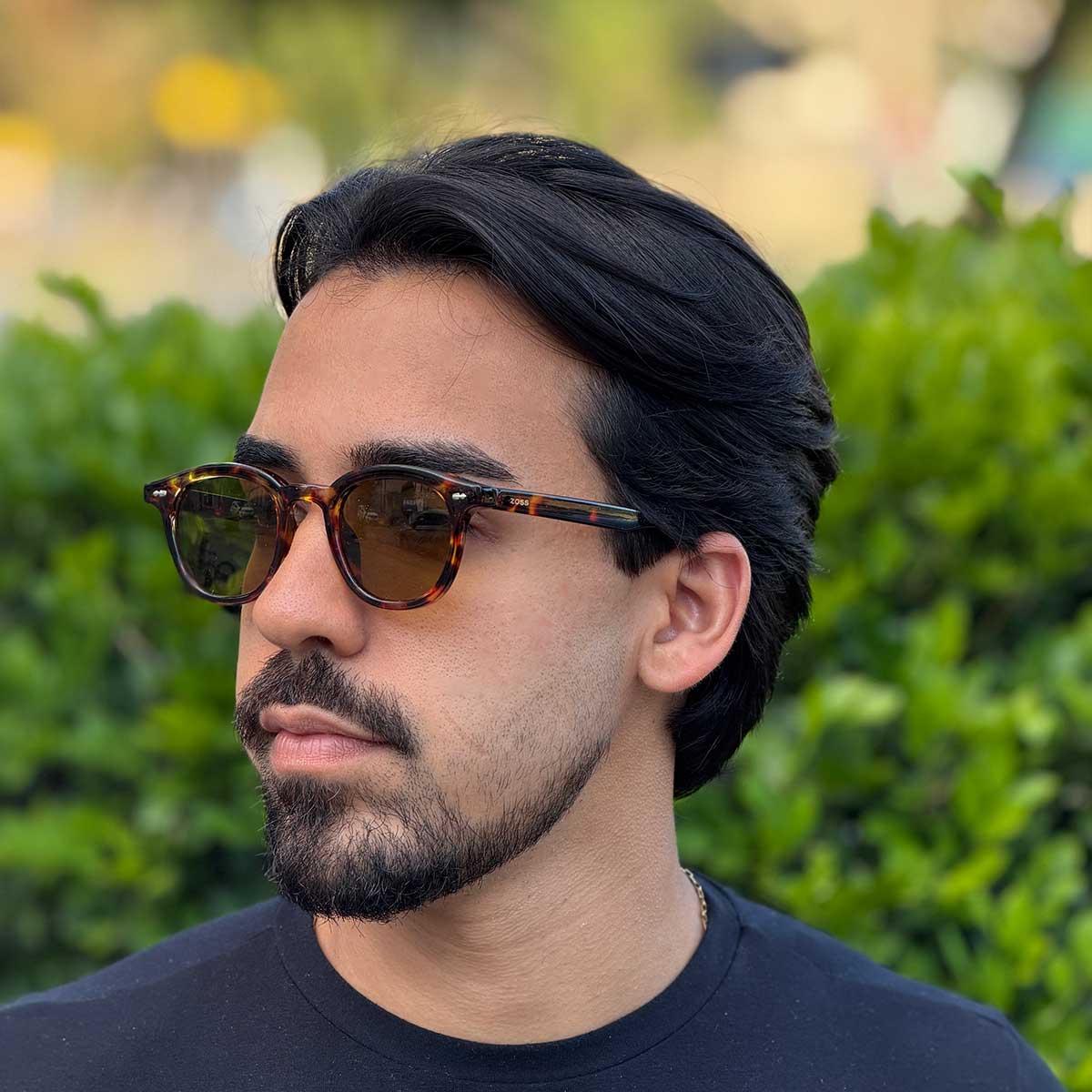 Óculos de Sol Produtos Zoss - sendo usado por modelo - Sevet Company