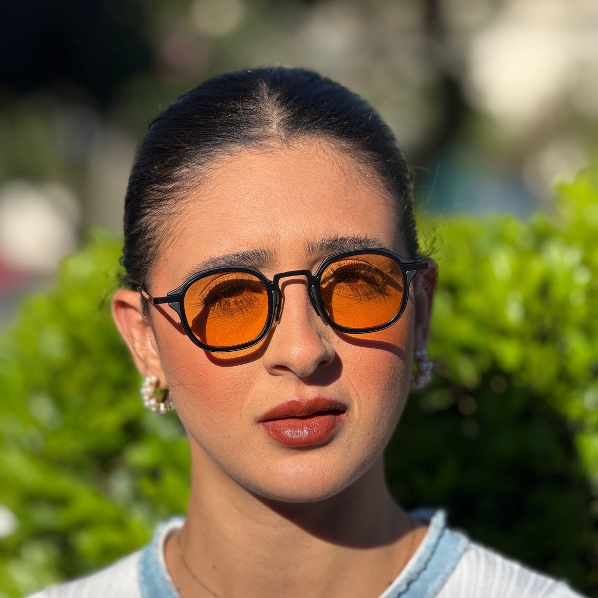 Óculos de Sol Produtos Zoss - sendo usado por modelo - Sevet Company