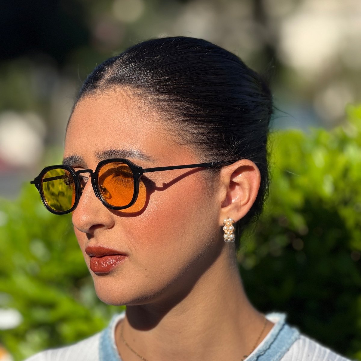 Óculos de Sol Produtos Zoss - sendo usado por modelo - Sevet Company