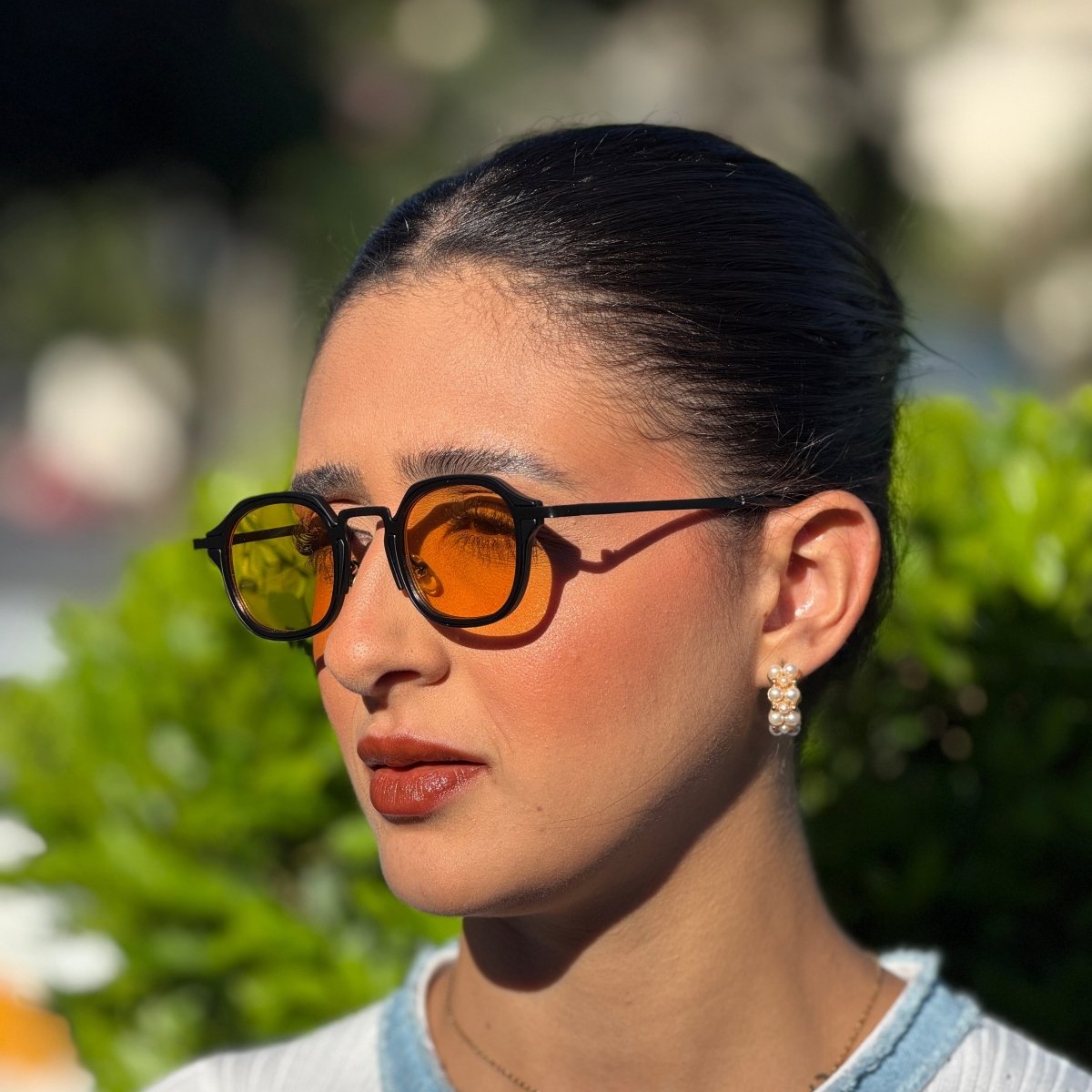Óculos de Sol Produtos Zoss - sendo usado por modelo - Sevet Company