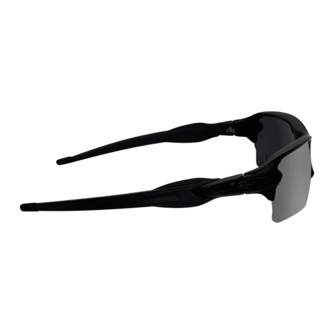 ÓCULOS DE SOL Semi-Aro Esportivo PRETO LENTE PRETO - sendo usado por modelo - Sevet Company