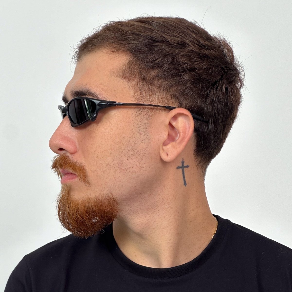 ÓCULOS DE SOL METAL OVAL CARBON LENTE PRETO - sendo usado por modelo - Sevet Company