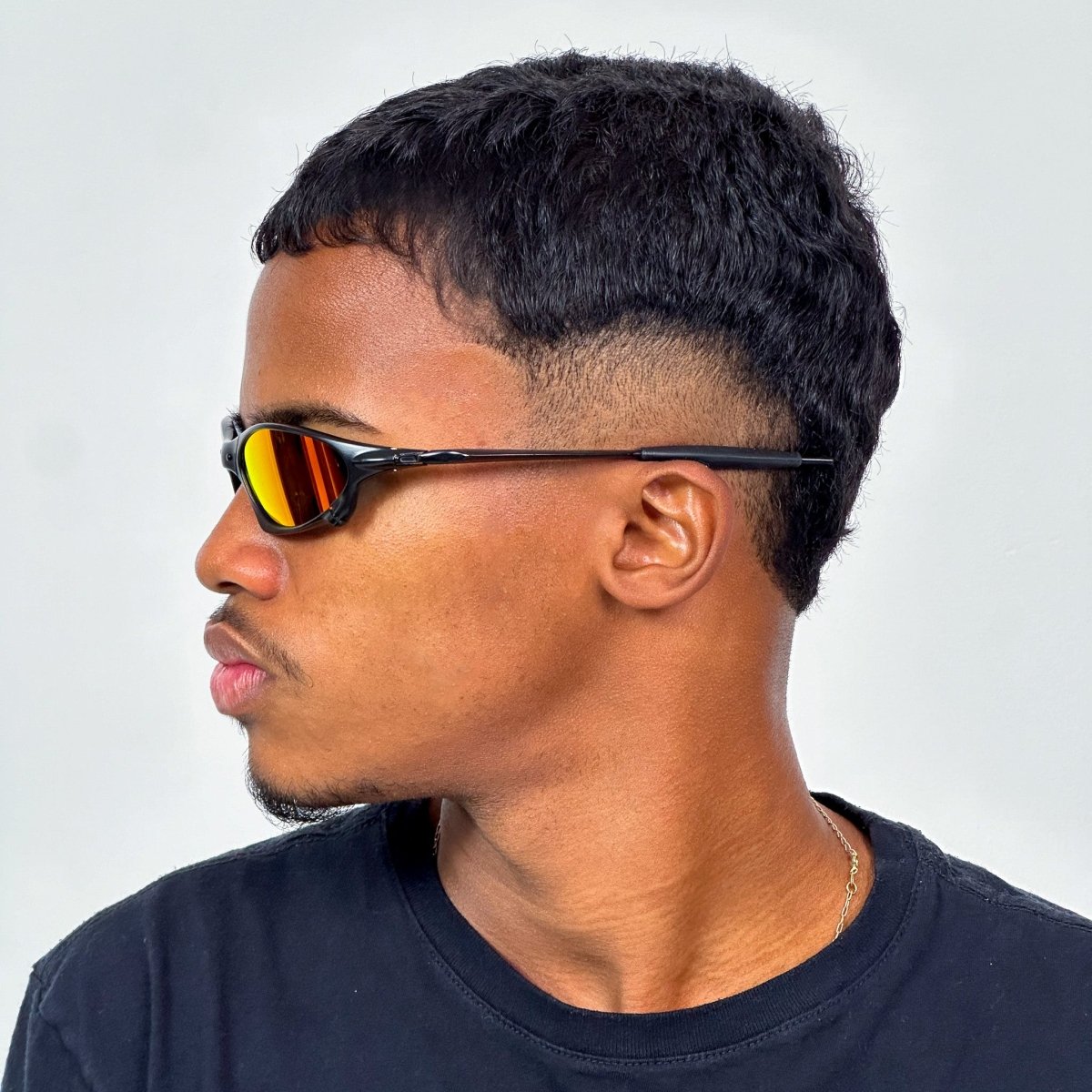 ÓCULOS DE SOL METAL OVAL CARBON LENTE PRETO - sendo usado por modelo - Sevet Company