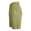 BERMUDA YACHT CHINO C/ BOLSO TRASEIRO E BOTÃO - ALGODÃO/ELASTANO / VERDE MUSGO LAVADO (7908386144472)