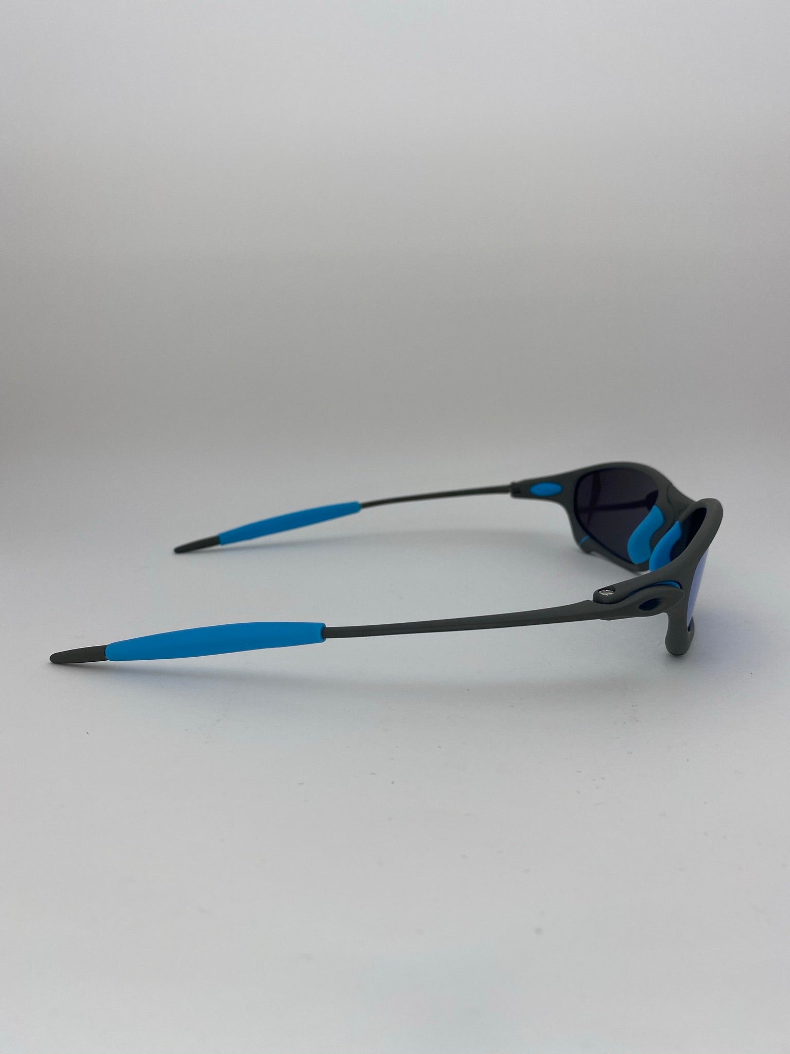 Óculos de Sol Juliet X Metal Lente Azul Ice Thug Borracha Azul (6174134567092)