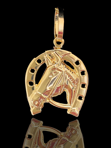 Pingente Banhado a Ouro 18k - Ferradura com Cavalo - 1,4g/1,5x1,5cm (6209749418164)