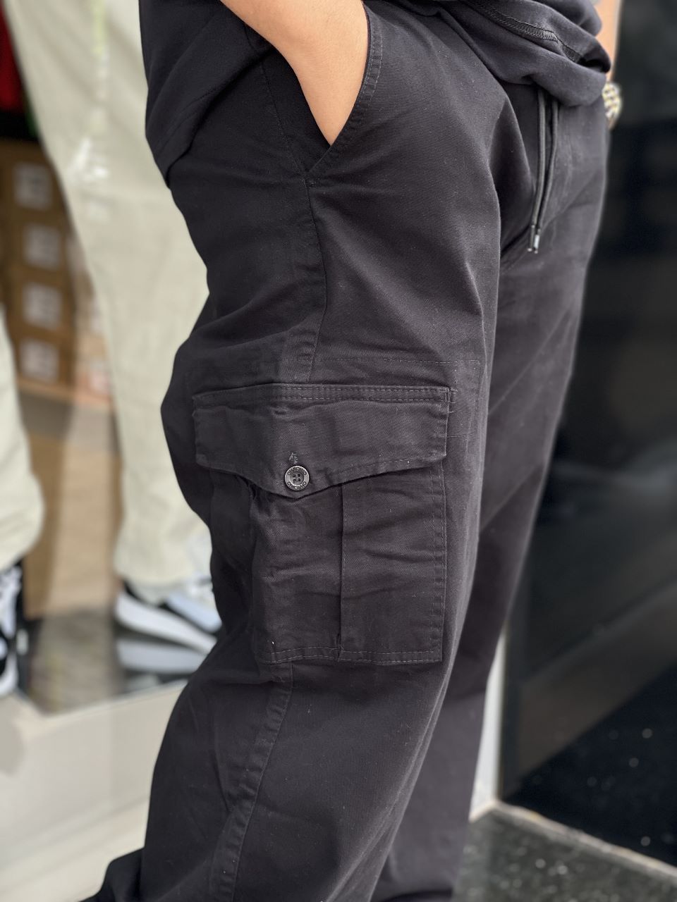 Calça Cargo Sarja Chronic Preta Bolso Bordado 001 - Sevet Company