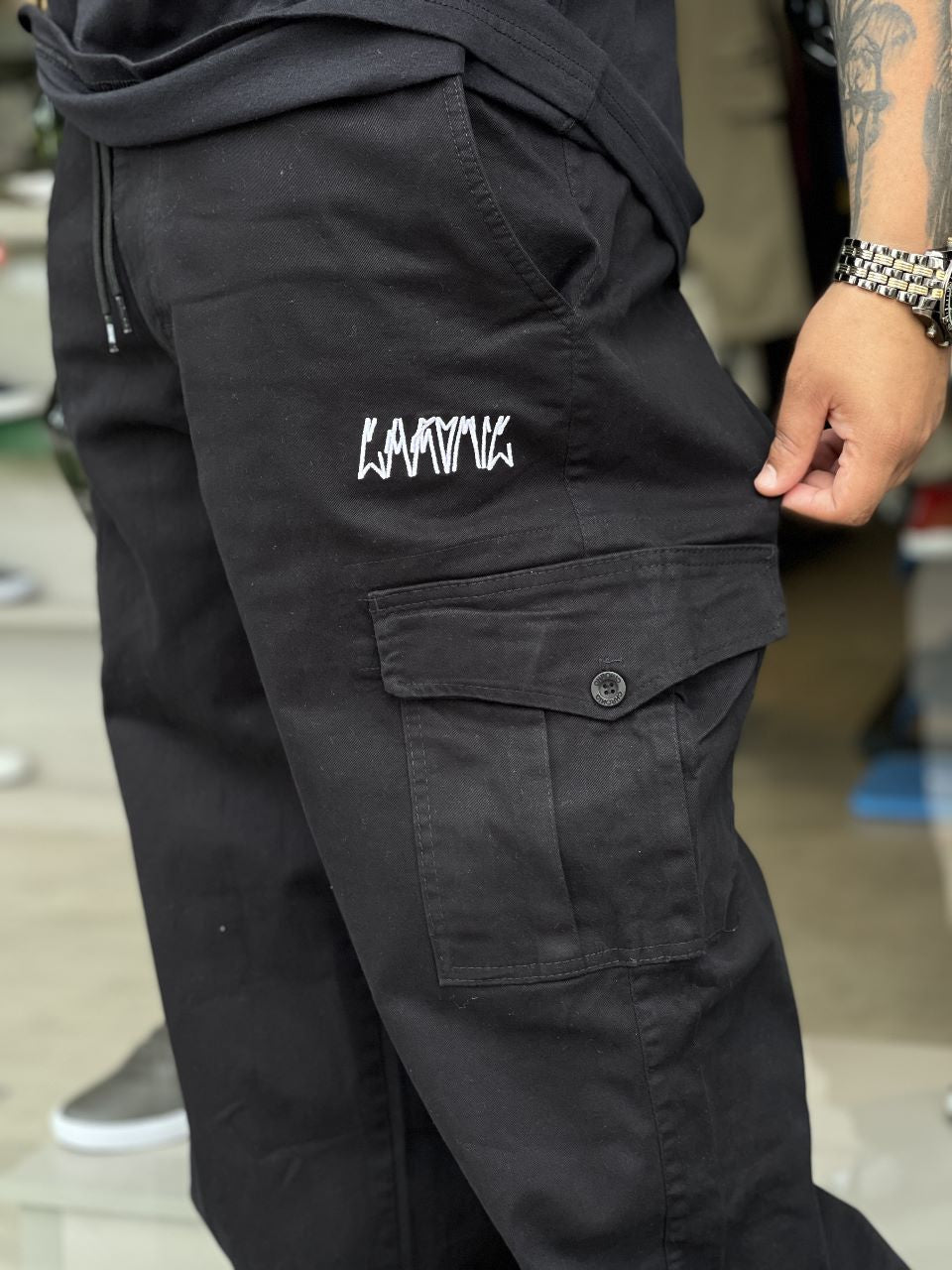 Calça Cargo Sarja Chronic Preta Bolso Bordado 001 - Sevet Company