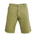 BERMUDA YACHT CHINO C/ BOLSO TRASEIRO E BOTÃO - ALGODÃO/ELASTANO / VERDE MUSGO LAVADO (7908386144472)