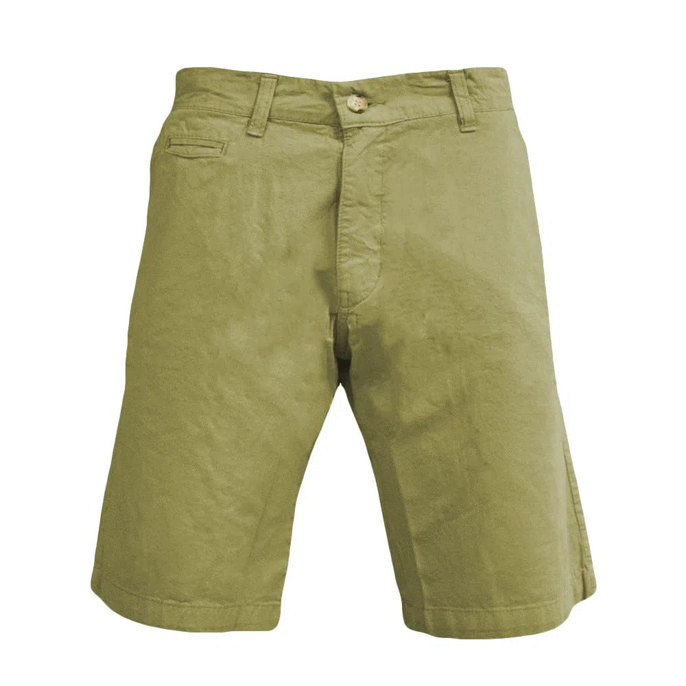 BERMUDA YACHT CHINO C/ BOLSO TRASEIRO E BOTÃO - ALGODÃO/ELASTANO / VERDE MUSGO LAVADO (7908386144472)