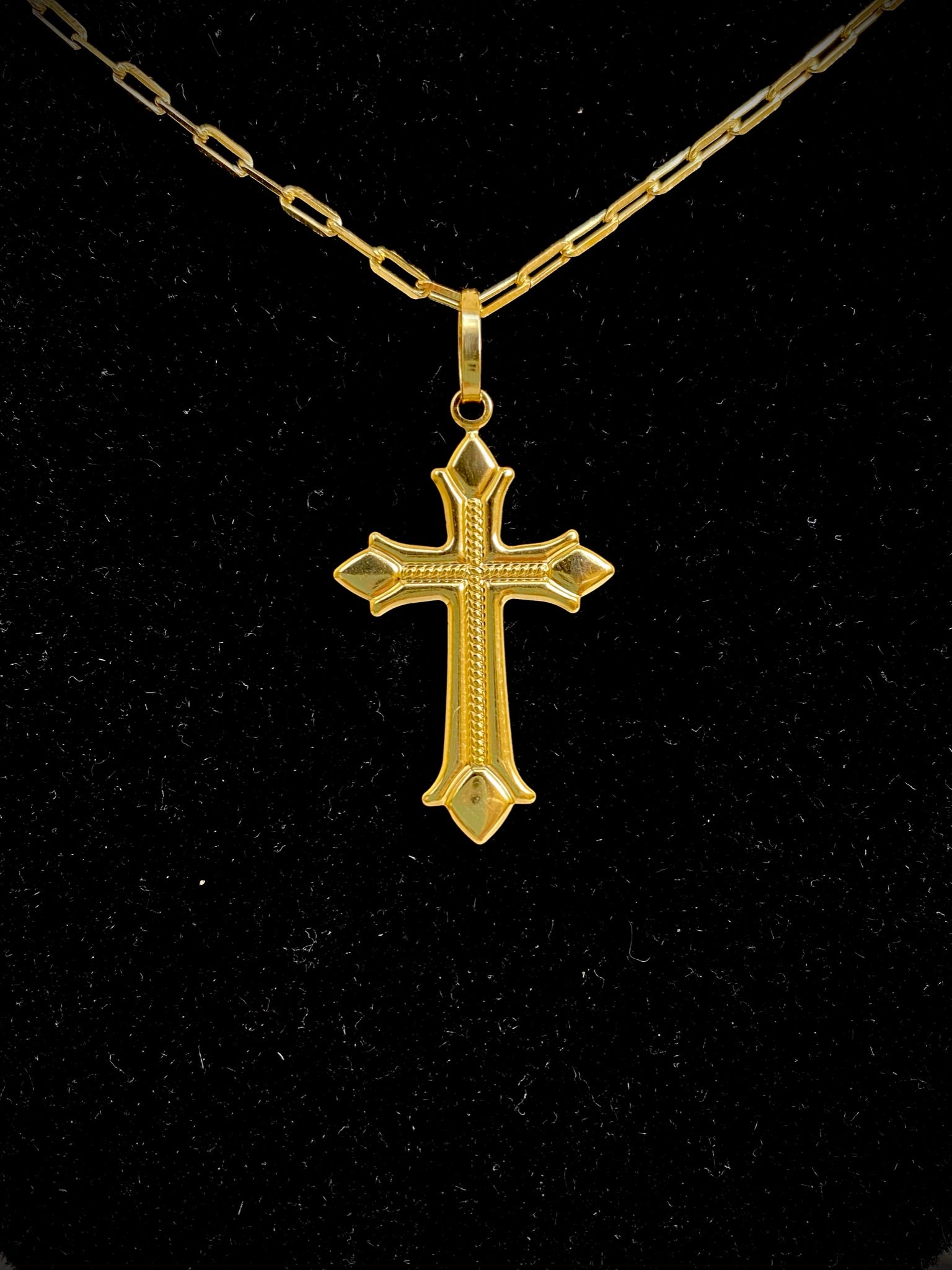 PINGENTE BANHADO A OURO 18K - CRUZ COM PONTA PONTILHADA - 1,7G/2X2,5CM - Sevet Company